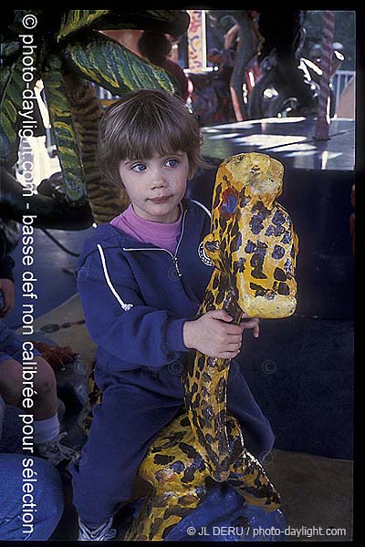 petite fille sur une girafe - little girl on a giraffe